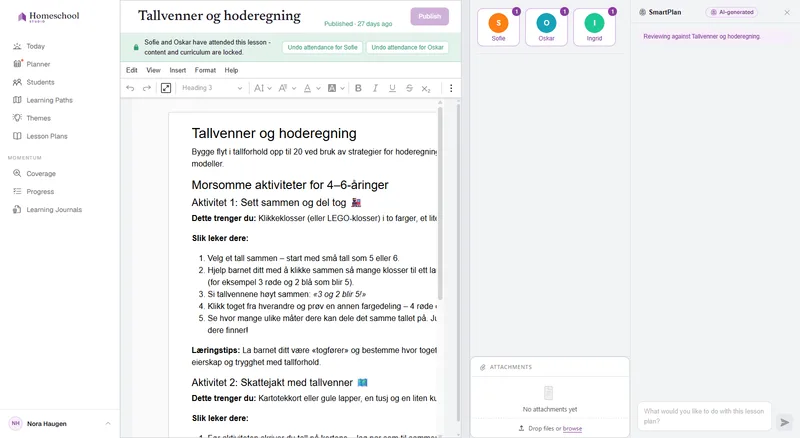Dokumentredigereren for undervisningsplanen: en rikt formatert leksjon med overskrifter, et bilde, en sjekkliste og en tabell, skrevet på en ekte dokumentflate.