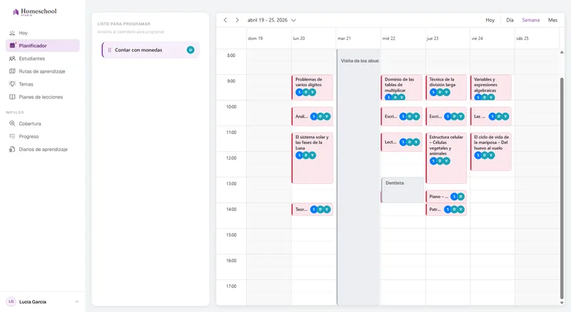 La vista semanal del Planificador: las lecciones de cada hijo repartidas por la semana, cada una etiquetada con los hijos que asisten, junto a eventos de la vida real atenuados – una visita a los abuelos, el dentista, el deporte – para que la escuela se planifique en torno a la vida que ya tienes.