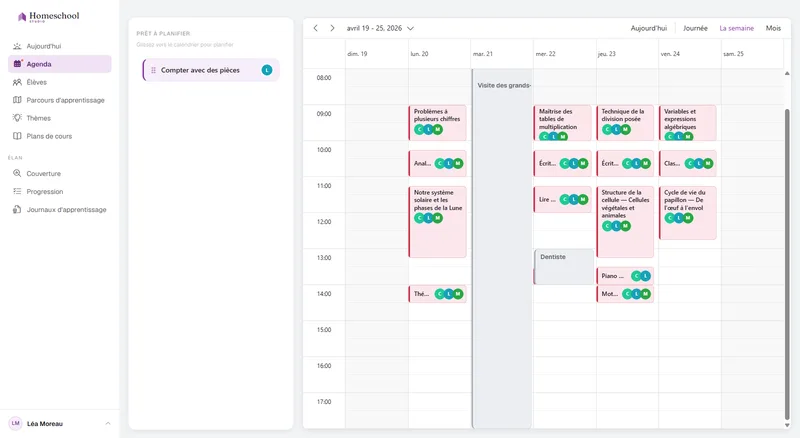 La vue hebdomadaire de l'Agenda : les cours de chaque enfant répartis sur la semaine, chacun marqué des enfants qui y assistent, à côté d'événements de la vie réelle grisés – une visite des grands-parents, le dentiste, le sport – pour que l'école s'organise autour de la vie que vous avez déjà.