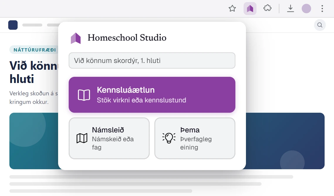 Vafraviðbótargluggi Homeschool Studio opinn á kennslustundasíðu: einn smellur vistar hana sem Kennsluáætlun, Námsleið eða Þema – beint inn í áætlunina þína.