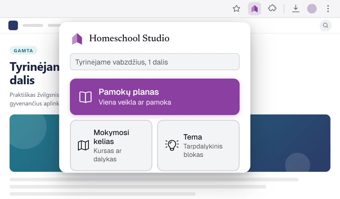 Homeschool Studio naršyklės plėtinio iškylantis langas atvertas pamokos puslapyje: vienu paspaudimu ji išsaugoma kaip pamokų planas, mokymosi kelias ar tema – tiesiai į tavo planą.