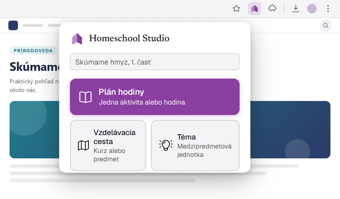 Vyskakovacie okno rozšírenia Homeschool Studio pre prehliadač otvorené na stránke s lekciou: jedno kliknutie ju uloží ako plán lekcie, vzdelávaciu cestu alebo tému – rovno do tvojho plánu.