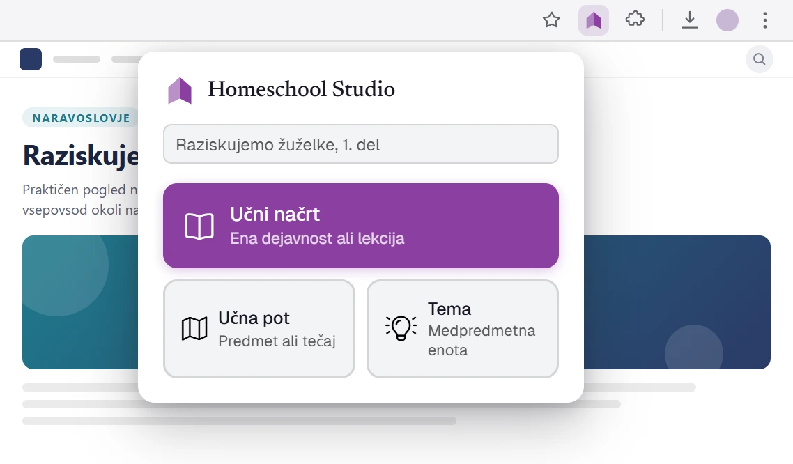 Pojavno okno brskalniške razširitve Homeschool Studio, odprto na strani z učno uro: en klik jo shrani kot učno pripravo, učno pot ali temo – naravnost v tvoj načrt.
