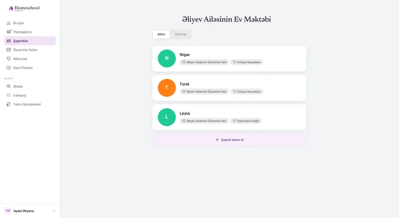 Əliyev ailəsinin şagird siyahısı: Nigar, Tural və Leyla, hər biri öz öyrənmə yolu və öz mövzusu ilə – ikisi üçün Dünya Heyvanları, Leyla üçün Kosmosun Kəşfi – bir kliklə aralarında keçid edilir.