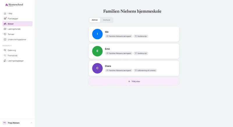 Elevoversigten for familien Nielsen: Ida, Emil og Clara, hver med sit eget læringsforløb og sit eget tema – Verdens dyr for to af dem, Rumudforskning for Clara – skiftet imellem med ét klik.