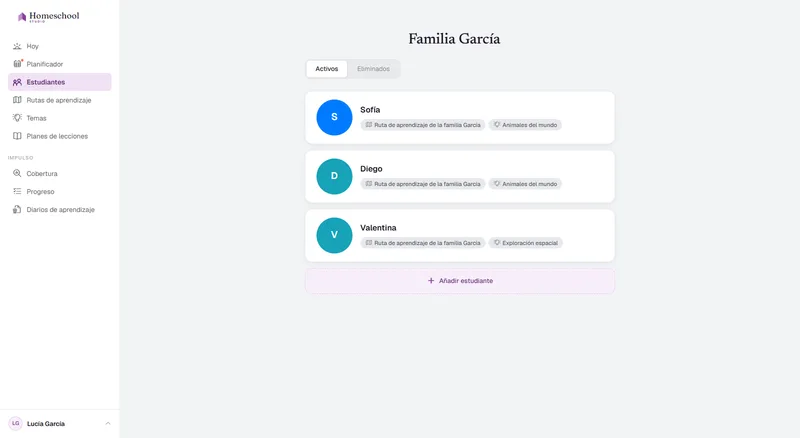 La lista de estudiantes de la familia García: Sofía, Diego y Valentina, cada uno con su propia ruta de aprendizaje y su propio tema – Animales del mundo para dos de ellos, Exploración espacial para Valentina – y se cambia entre ellos con un clic.