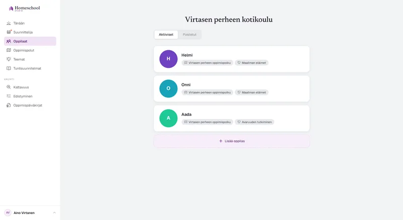 Virtanen-perheen oppilasluettelo: Helmi, Onni ja Aada, jokaisella oma oppimispolku ja oma teema – Maailman eläimet kahdella heistä, Avaruustutkimus Aadalla – vaihdettavissa yhdellä klikkauksella.