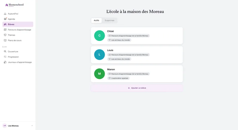 La liste des élèves de la famille Moreau : Chloé, Louis et Manon, chacun avec son propre parcours d'apprentissage et son propre thème – Les animaux du monde pour deux d'entre eux, Exploration spatiale pour Manon – changé en un clic.