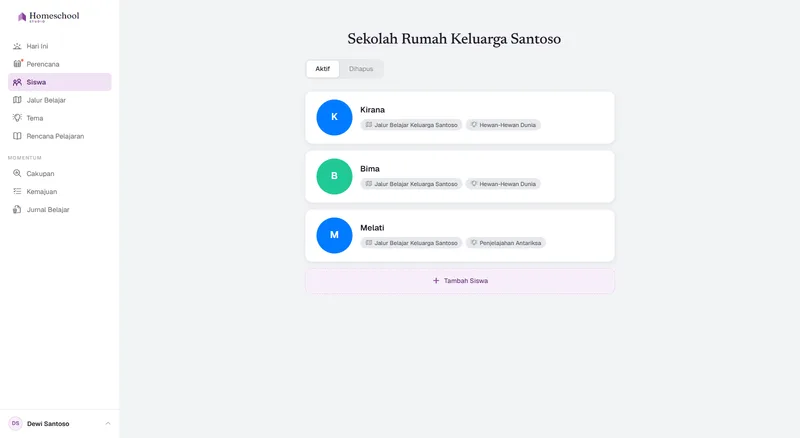 Daftar siswa keluarga Santoso: Kirana, Bima, dan Melati, masing-masing dengan jalur belajarnya sendiri dan temanya sendiri – Hewan-Hewan Dunia untuk dua di antaranya, Penjelajahan Antariksa untuk Melati – yang dapat dialihkan dalam satu klik.