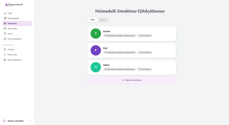 Nemendalisti Jónsdóttur fjölskyldunnar: Sunna, Kári og Hekla, hvert með sína eigin námsleið og sitt eigið þema – Dýr heimsins fyrir tvö þeirra, Geimkönnun fyrir Heklu – skipt á milli með einum smelli.