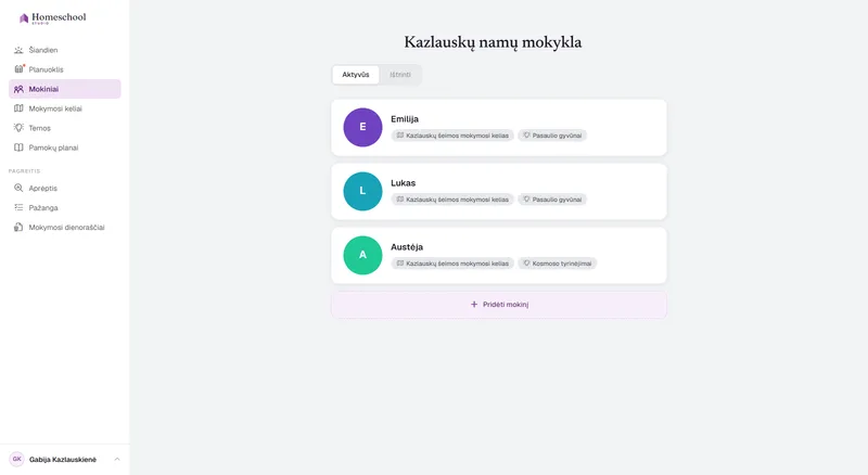 Kazlauskų šeimos mokinių sąrašas: Emilija, Lukas ir Austėja, kiekvienas su savo mokymosi keliu ir savo tema – „Pasaulio gyvūnai“ dviem iš jų, „Kosmoso tyrinėjimai“ Austėjai – perjungiama vienu paspaudimu.