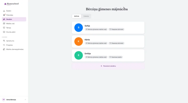 Bērziņu ģimenes skolēnu saraksts: Sofija, Kārlis un Emīlija, katrs ar savu mācību ceļu un savu tēmu – Pasaules dzīvnieki diviem no viņiem, Kosmosa izpēte Emīlijai – pārslēdzami ar vienu klikšķi.