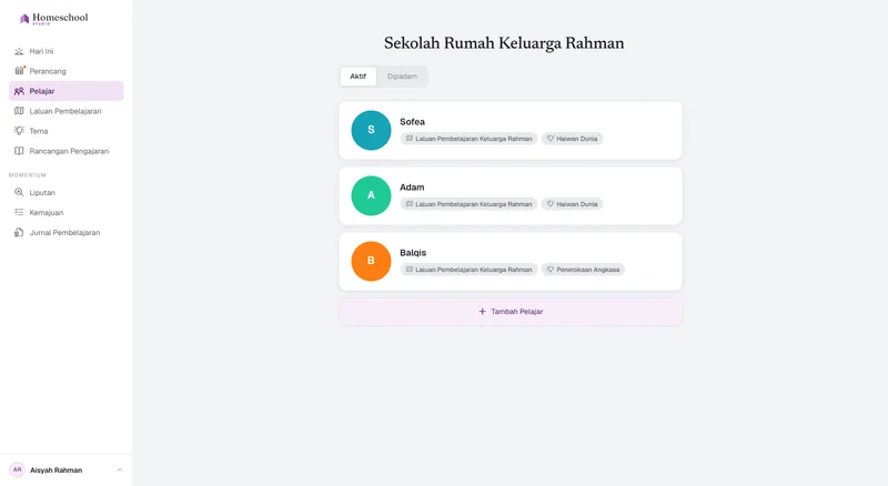 Senarai pelajar keluarga Rahman: Sofea, Adam dan Balqis, masing-masing dengan laluan pembelajaran dan tema tersendiri – Haiwan Dunia untuk dua daripada mereka, Penerokaan Angkasa untuk Balqis – ditukar antara satu sama lain dengan satu klik.