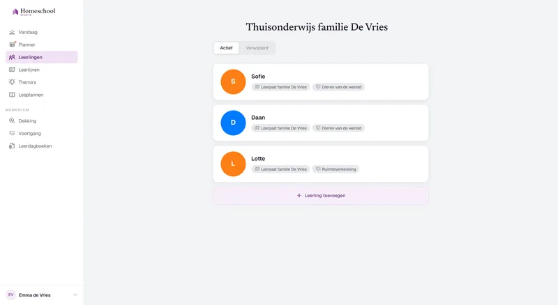 De leerlingenlijst van familie de Vries: Sofie, Daan en Lotte, elk met een eigen leerlijn en een eigen thema – Dieren van de Wereld voor twee van hen, Ruimtevaart voor Lotte – met één klik gewisseld.