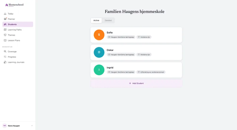Elevlisten for familien Haugen: Sofie, Oskar og Ingrid, hver med sin egen læringssti og sitt eget tema – Verdens dyr for to av dem, Utforsking av verdensrommet for Ingrid – byttet mellom med ett klikk.