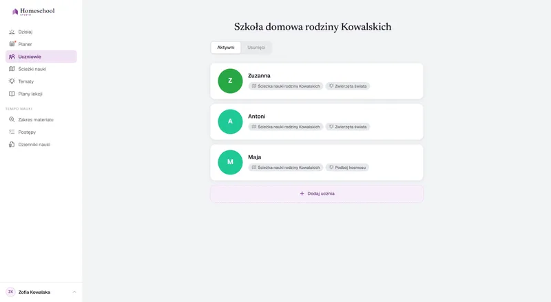 Lista uczniów rodziny Kowalskich: Zuzanna, Antoni i Maja, każde z własną ścieżką nauki i własnym tematem – Zwierzęta świata dla dwojga z nich, Podbój kosmosu dla Mai – przełączane jednym kliknięciem.