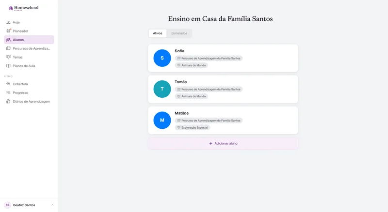 A lista de alunos da família Santos: Sofia, Tomás e Matilde, cada um com o seu próprio percurso de aprendizagem e o seu próprio tema – Animais do Mundo para dois deles, Exploração Espacial para a Matilde – alternando entre eles num clique.