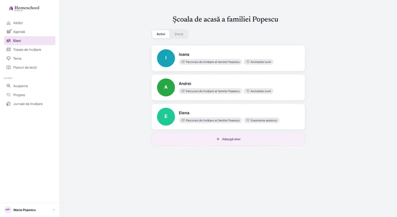 Lista elevilor din familia Popescu: Ioana, Andrei și Elena, fiecare cu propriul traseu de învățare și propria temă – Animalele lumii pentru doi dintre ei, Explorarea spațiului pentru Elena – între care comuți dintr-un clic.