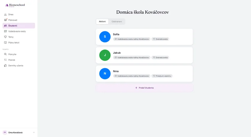 Zoznam študentov rodiny Kováčovcov: Sofia, Jakub a Nina, každý s vlastnou vzdelávacou cestou a vlastnou témou – Zvieratá sveta pre dvoch z nich, Prieskum vesmíru pre Ninu – prepínané jedným kliknutím.