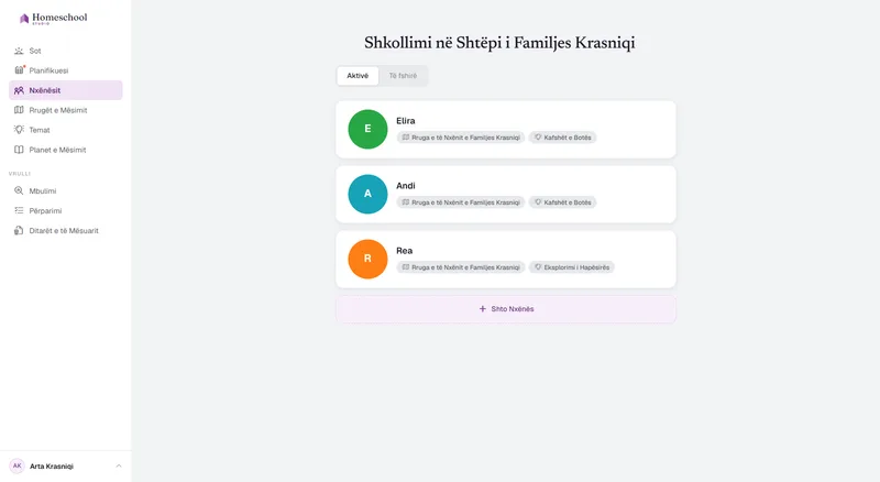 Lista e nxënësve për familjen Krasniqi: Elira, Andi dhe Rea, secili me rrugën e vet mësimore dhe temën e vet – Kafshët e Botës për dy prej tyre, Eksplorimi i Hapësirës për Rea – të ndërruar me një klikim.