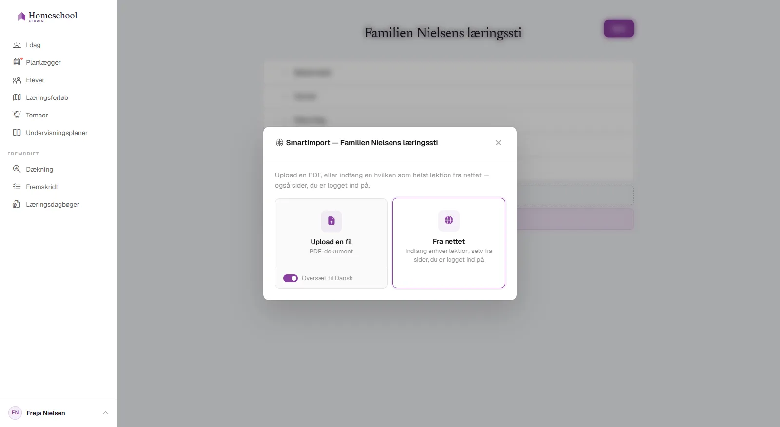 SmartImporter-dialogen: slip en PDF, Word eller et regneark ind – eller fang en lektion fra nettet – med en oversættelsesknap, og læseplanens struktur bygges for dig.