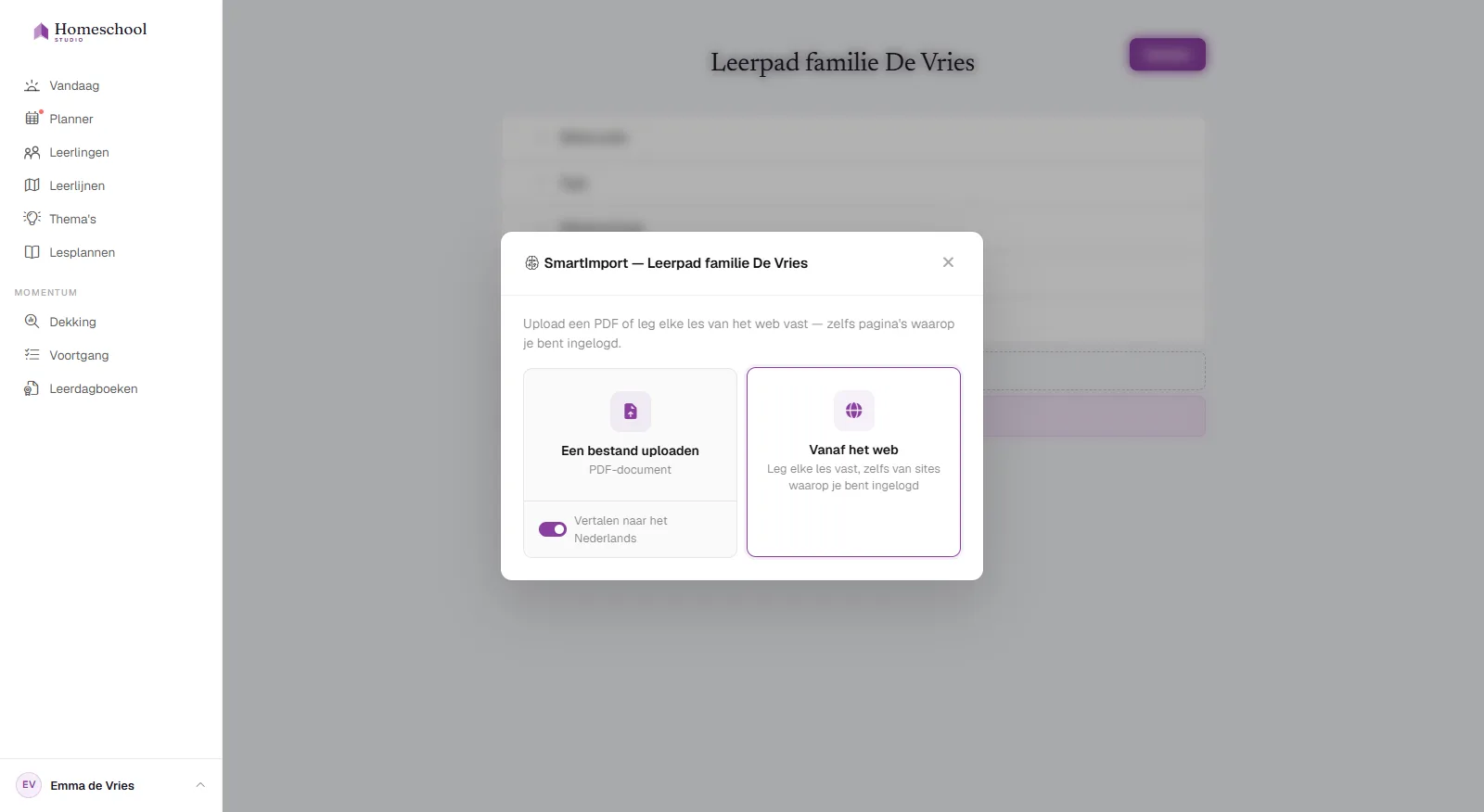 Het SmartImporter-venster: sleep er een PDF, Word- of spreadsheetbestand in – of leg een les vast vanaf het web – met een vertaalschakelaar, en de curriculumstructuur wordt voor je opgebouwd.